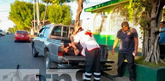 Motociclista se estrella contra camioneta parqueada en Managua