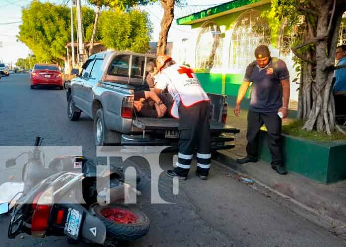 2 Motociclista se estrella contra camioneta parqueada en Managua