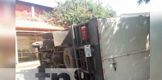 Vuelco de camión casi provoca desgracia en Managua