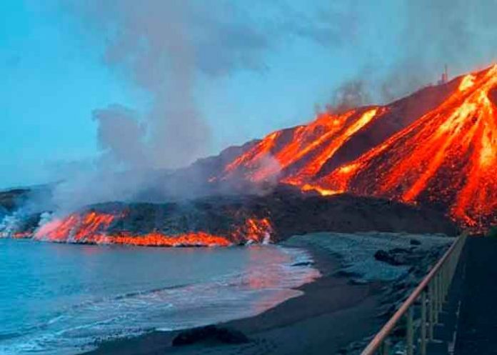La lava del volcán de la Palma llega al mar por tercera vez