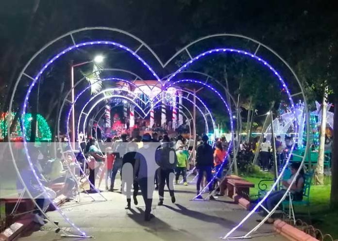 Ya se siente los aires navideños en parques de Carazo