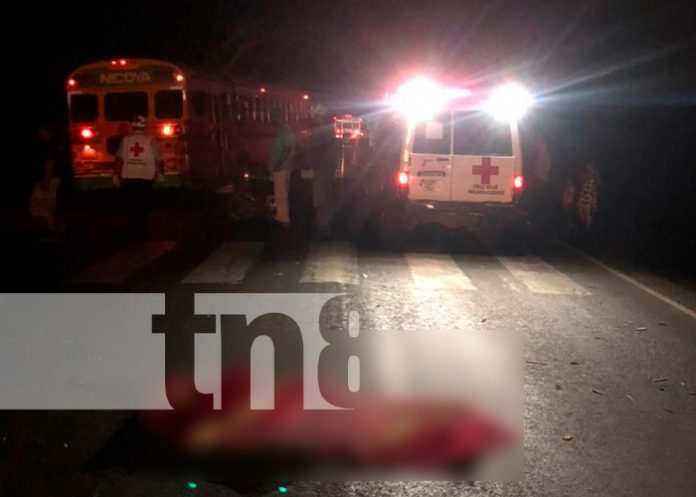 2 Motociclista impacta en la parte trasera de un camión y pierde la vida