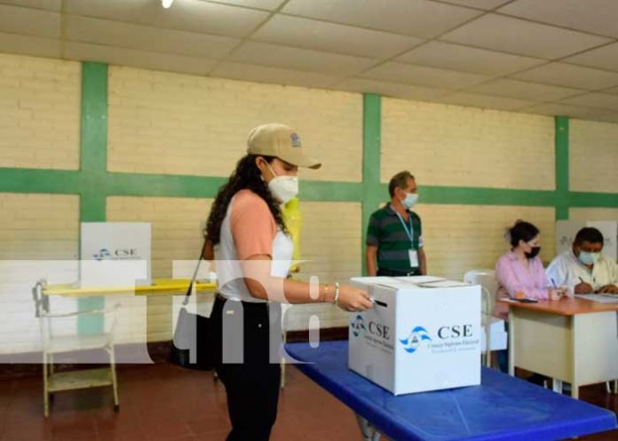 Familias de León participan en proceso electoral