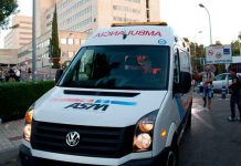 Un hombre desnudo se autopuñala hasta la muerte en Zaragoza, España Un hombre desnudo se autopuñala hasta la muerte en Zaragoza, España