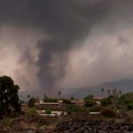 Lava del Volcan Cumbre Vieja avanza sobre zonas agrícolas y viviendas