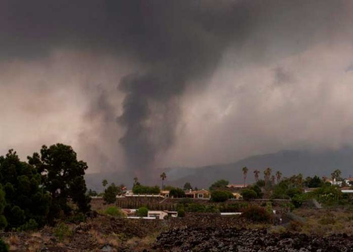 Lava del Volcan Cumbre Vieja avanza sobre zonas agrícolas y viviendas