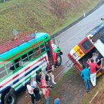 Varios lesionados al volcarse un bus en Bluefields