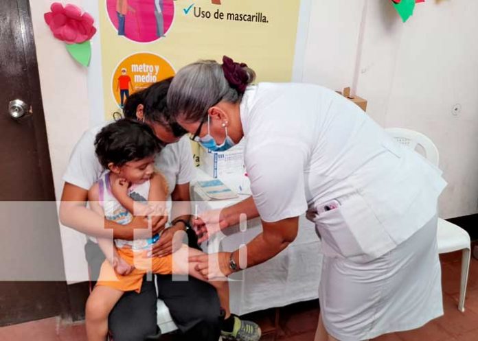 Familias se continúan inmunizando contra el COVID-19 en Ciudad Sandino