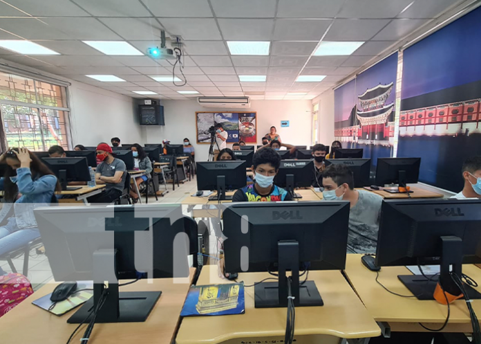 3 Jóvenes de Managua capacitados en Redes sociales