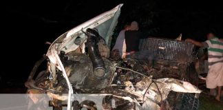 Conductor de camioneta se estrella contra un árbol en Juigalpa