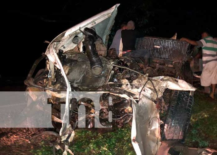 4 Conductor de camioneta se estrella contra un árbol en Juigalpa