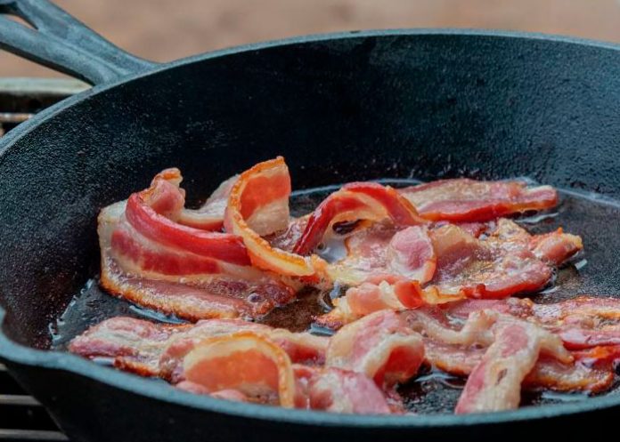 ¿Por qué el tocino frito es aún peor de lo que te imaginas?