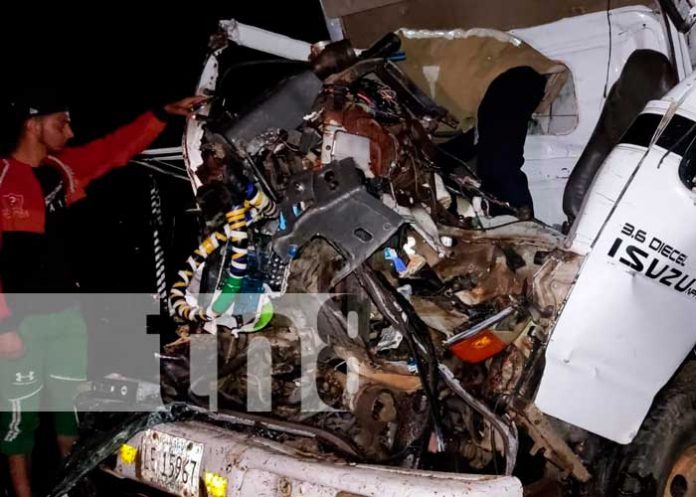 6 Brutal choque entre camiones deja dos personas muertas en Chontales