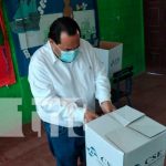 Alcalde de Tipitapa realiza su derecho al voto Alcalde de Tipitapa hace su voto