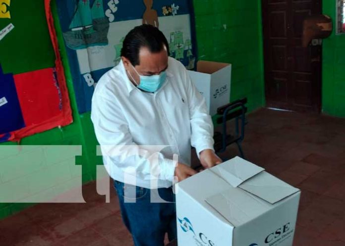 TIPITAPA-003 Alcalde de Tipitapa hace su voto