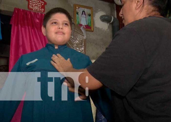 Costureras de Managua, tiene ya listo los trajes de promociones