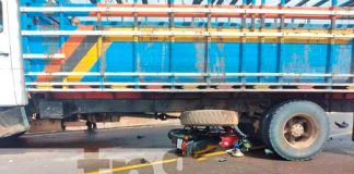 Motocicleta impactó contra un camión en Chontales
