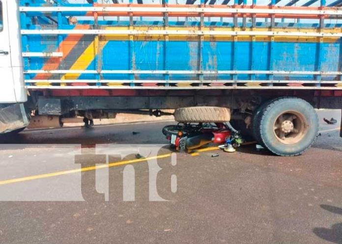 Motocicleta impactó contra un camión en Chontales