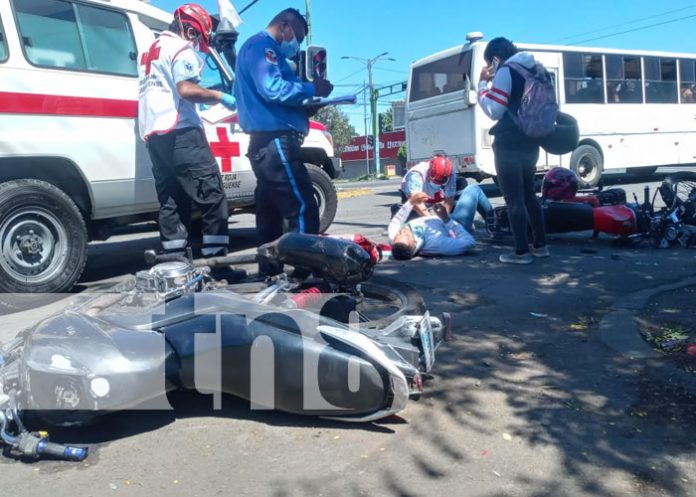 accidente-1 Violenta colisión deja a conductores seriamente lesionados en Managua