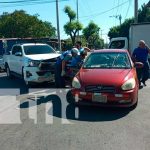 Camioneta choca con taxi en el sector de «La Cachorra», en Managua Escena del accidente de tránsito en el Distrito I de Managua