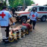 Managua: Mala maniobra de taxista manda a pasajera de motocicleta al hospital Escena del accidente de tránsito en Managua