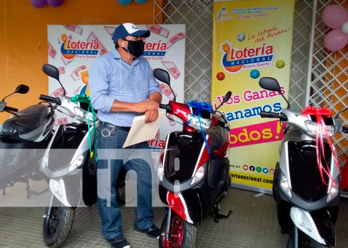 ante-3 Lotería Nacional entrega cuatro motocicletas a los felices ganadores de La Raspadita