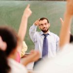 Maestro ‘rabo verde’ le pidió ser ‘amigos con derechos’ para subirle las notas Maestro 'rabo verde' le pidió ser 'amigos con derechos' para subirle las notas