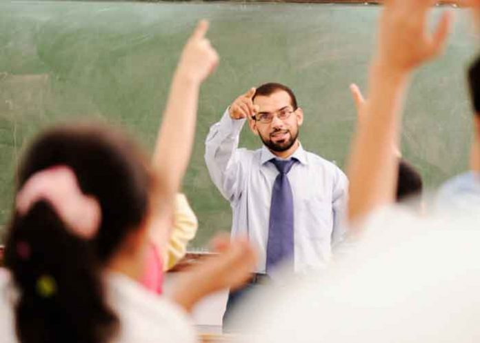 Maestro 'rabo verde' le pidió ser 'amigos con derechos' para subirle las notas