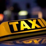 Mujer se lanza de un taxi en movimiento en Argentina tras ser acosada Mujer se lanza de un taxi en movimiento en Argentina tras ser acosada