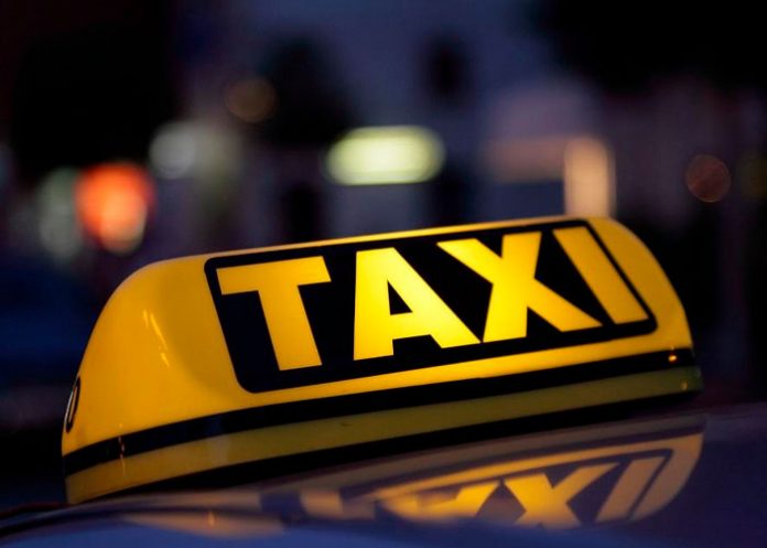 Mujer se lanza de un taxi en movimiento en Argentina tras ser acosada