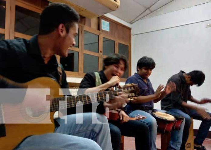 Presentación artística con jóvenes de San Carlos