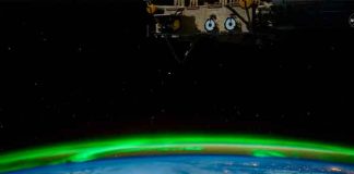 Captan deslumbrante aurora de color verde con forma de anillo
