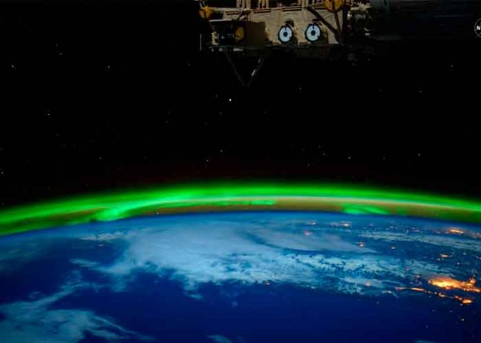 Captan deslumbrante aurora de color verde con forma de anillo