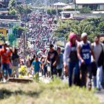 Nace bebé durante caravana migrante en el sureste de México