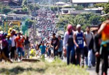 Nace bebé durante caravana migrante en el sureste de México
