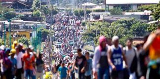 Nace bebé durante caravana migrante en el sureste de México