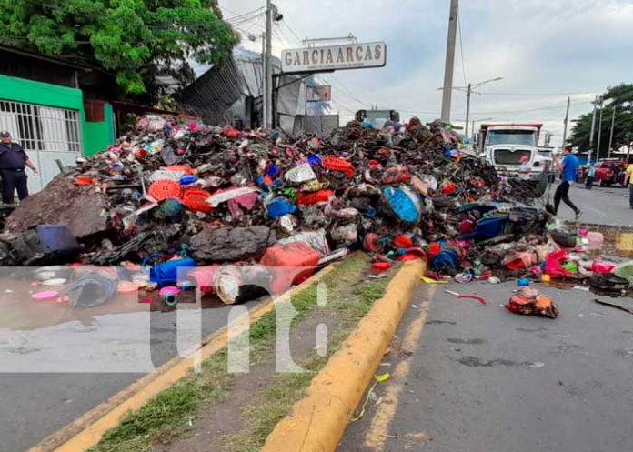 Destrozo que dejó el incendio en una bodega de plásticos en Rubenia, Managua