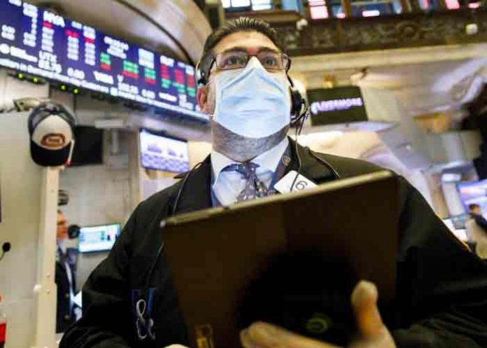 bolsa-covid- El turismo, la banca y las petroleras se hunden por nueva variante del Covid-19