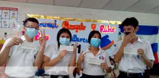 Entrega de bonos para bachilleres en Nicaragua