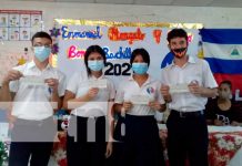 Entrega de bonos para bachilleres en Nicaragua