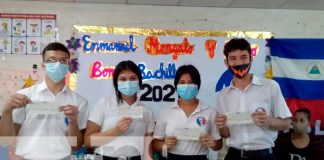 Entrega de bonos para bachilleres en Nicaragua