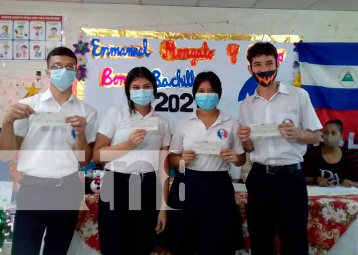 Entrega de bonos para bachilleres en Nicaragua