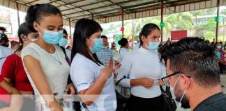 Entrega de bonos a bachilleres en el Caribe de Nicaragua
