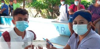 Entrega de bonos complementarios a estudiantes de Nandaime
