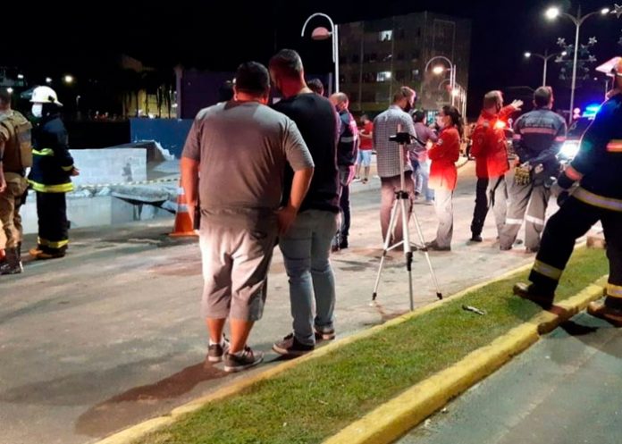 En Brasil socavón se 'traga' a decenas de personas en actividad navideña