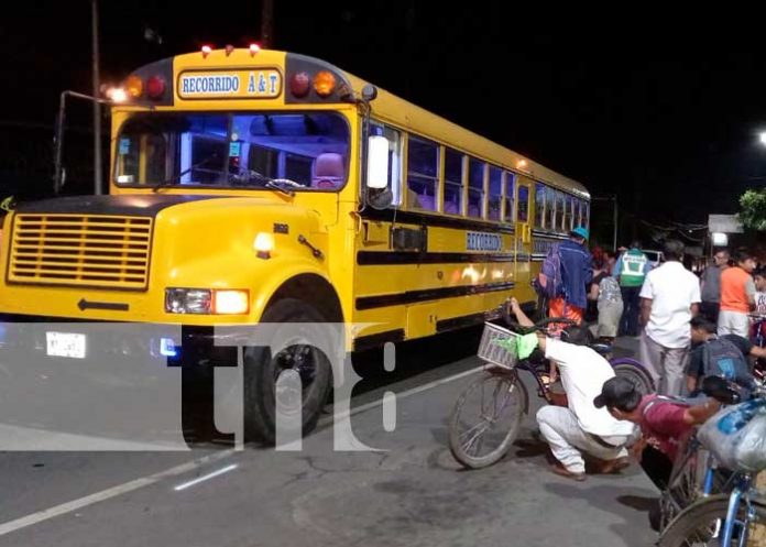 Pierde la vida al caer en las llantas de un bus