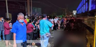 Pierde la vida al caer en las llantas de un bus