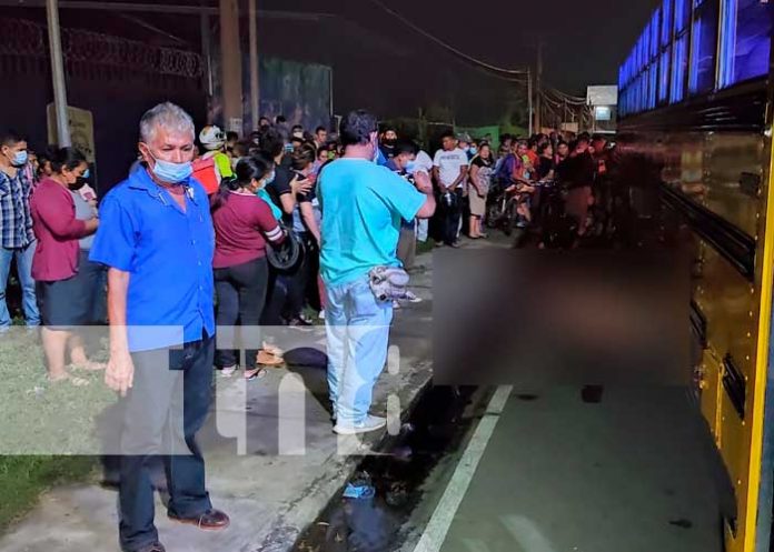 Pierde la vida al caer en las llantas de un bus