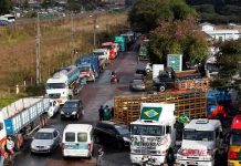 Camioneros paralizan labores en rechazo a precios de combustible, Brasil Camioneros paralizan labores en rechazo a precios de combustible, Brasil