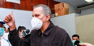 Magistrado del CSE, Lumberto Campbell, ejerciendo su voto en Nicaragua